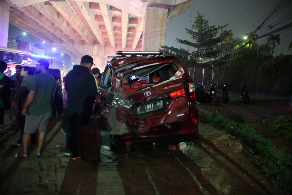 Kendaraan minibus yang ditabrak truk pengangkut BBM bernomor polisi B 9598 BEH dalam kecelakaan beruntun di Jalan Alternatif Cibubur Transyogi, Kranggan, Bekasi, Jawa Barat, Senin (18/7/2022). 