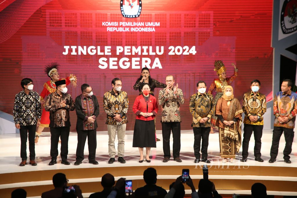 The launch of the 2024 election stages at the General Elections Commission, Tuesday (24/6/2022). The event was attended by DPR Speaker Puan Maharani (center), Home Affairs Minister Tito Karnavian (fourth from right), the chairman and commissioner of the General Elections Commission as well as representatives of political parties participating in the election..