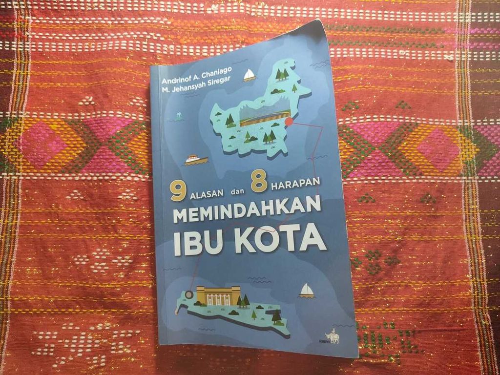 Halaman muka buku berjudul '9 Alasan dan 8 Harapan Memindahkan Ibu Kota'