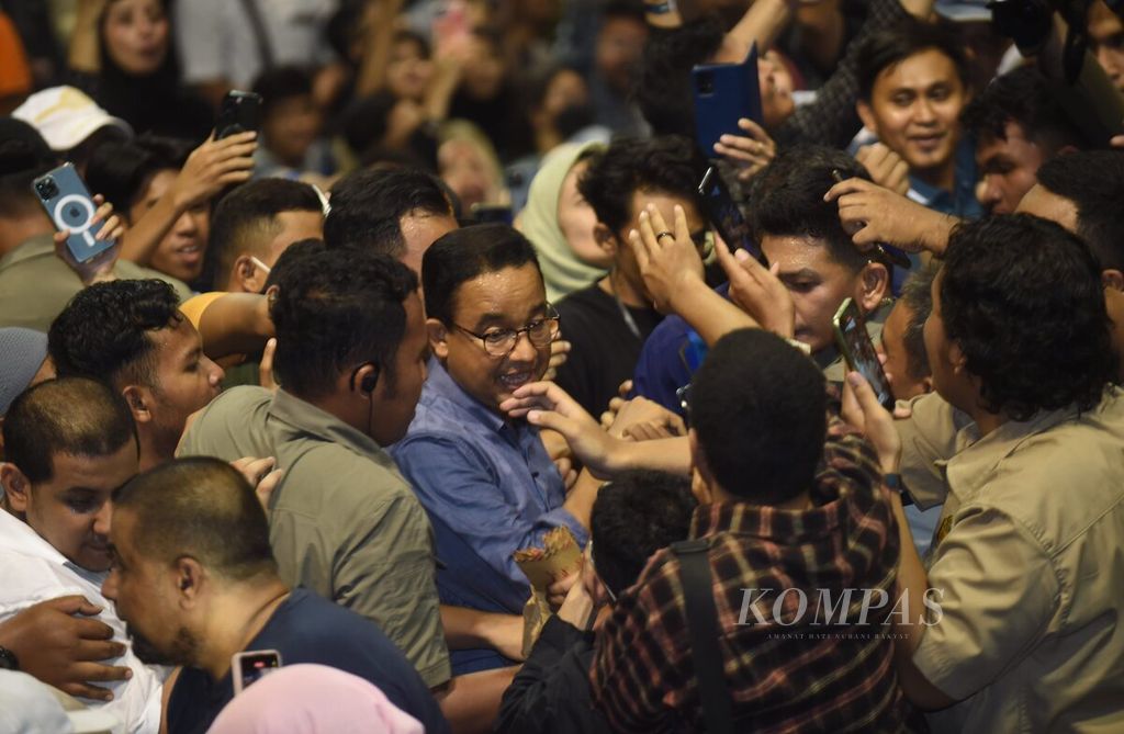 Calon presiden nomor urut 1, Anies Baswedan, melewati pendukungnya sesaat tiba di acara Desak Anies Chapter Finale di DBL Arena, Surabaya, Jawa Timur, Jumat (9/2/2024).