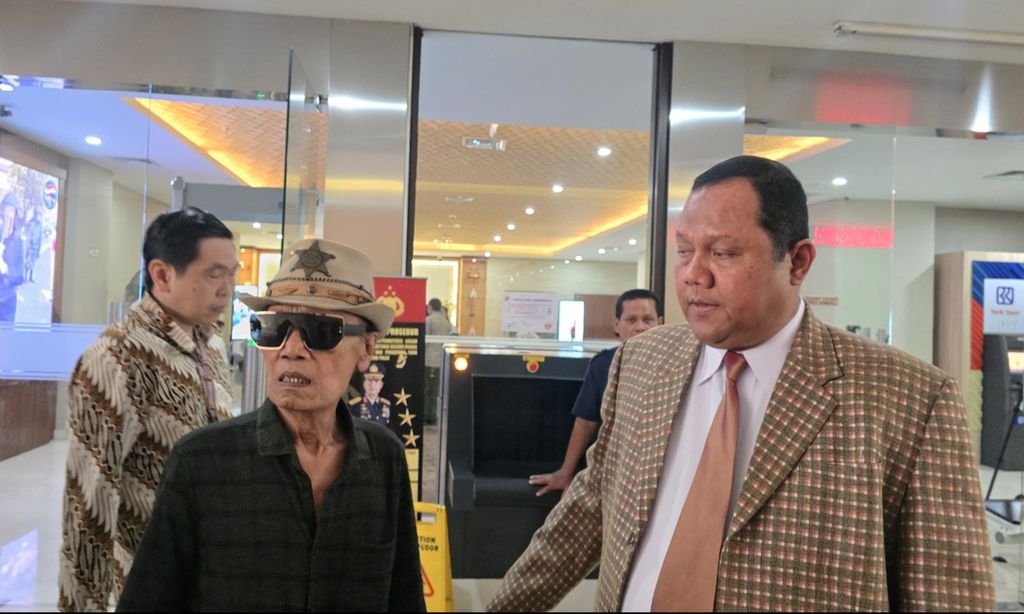 Pelawak dan aktor Tessy alias Kabul Basuki mendatangi Badan Reserse Kriminal Polri, Selasa (30/7/2024).