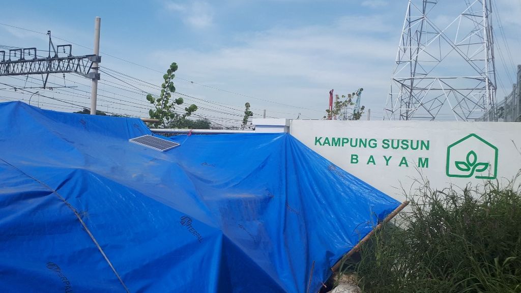  Panel surya dipasang di tenda warga Kampung Susun Bayam di area Jakarta International Stadium, Tanjung Priok, Jakarta Utara, Kamis (26/1/2023).