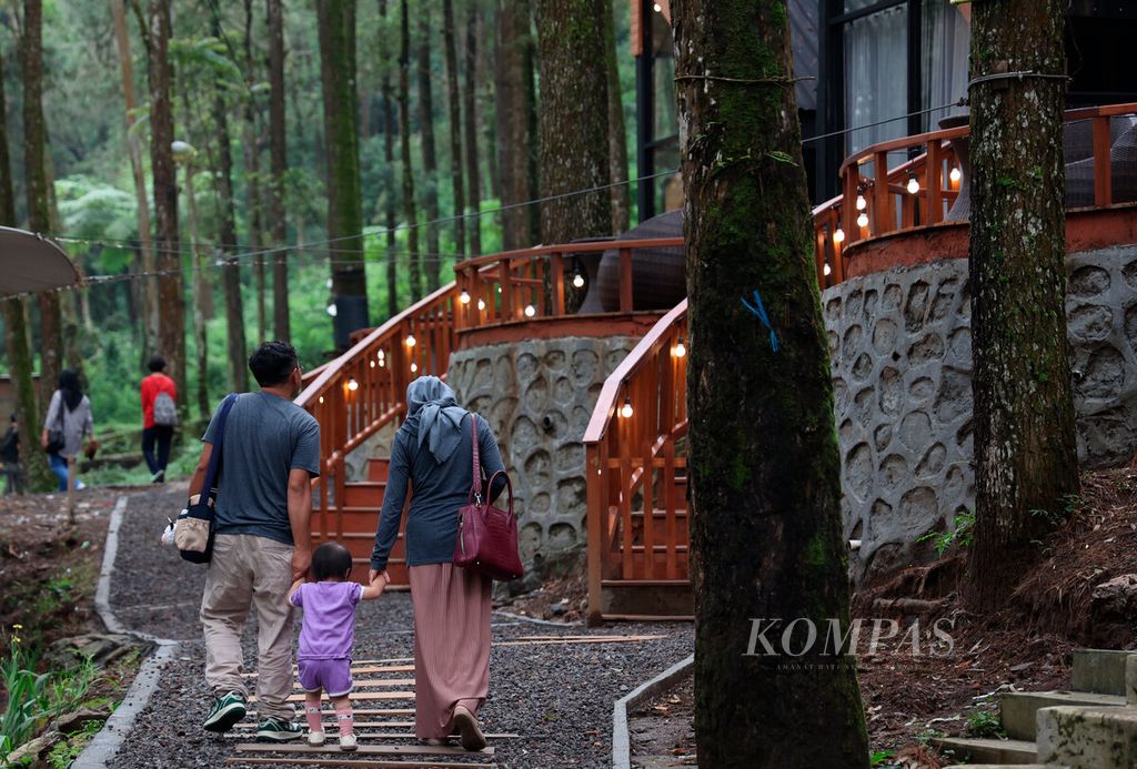 Parents who spend their vacation by taking their toddlers to experience the natural atmosphere at Kopeng Treetop Adventure Park, in Getasan District, Semarang Regency, Central Java, on Thursday (11/4/2024).