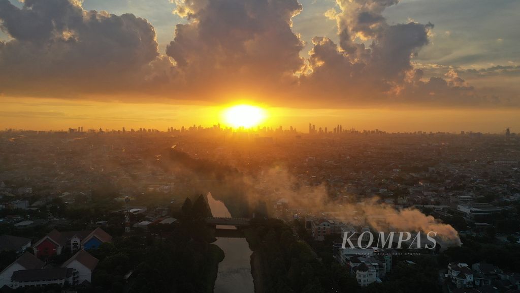 Asap dari pembakaran terbuka terbawa angin di Jakarta Timur, Rabu (5/4/2023). Penyumbang polusi terbesar adalah asap kendaraan bermotor, selanjutnya aktivitas pembakaran terbuka dan konstruksi. 