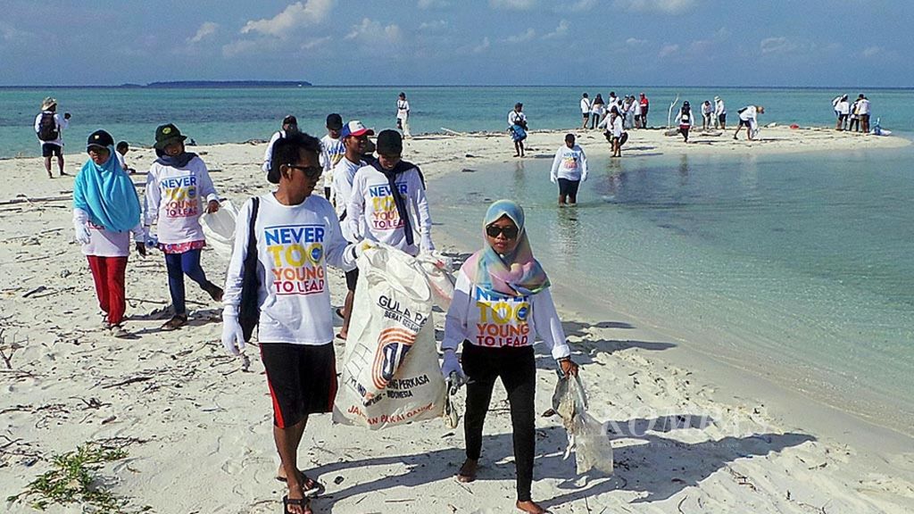 Sejumlah peserta Young Southeast Asian Leaders Initiative (YSEALI) Coastal Clean Up 2017 memungut sampah di Pulau Cemara Besar, Kepulauan Karimunjawa, Kabupaten Jepara, Jawa Tengah, Sabtu (25/3/2017).