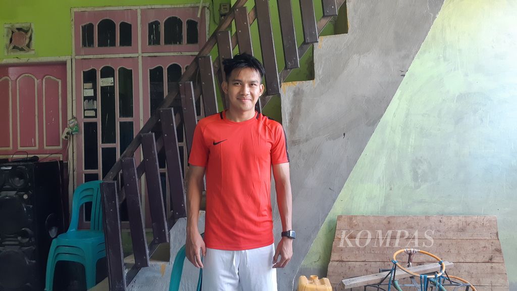 Pesapak bola Witan Sulaeman saat ditemui di rumahnya di Kota Palu, Sulteng, Minggu (9/1/2022).