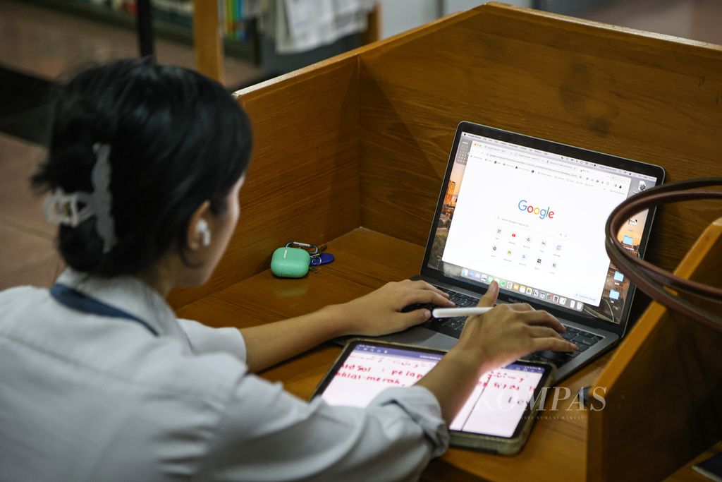 Siswa mengerjakan tugas menggunakan gawai di Perpustakaan SMA Negeri 8 Jakarta, Kamis (7/3/2024). 