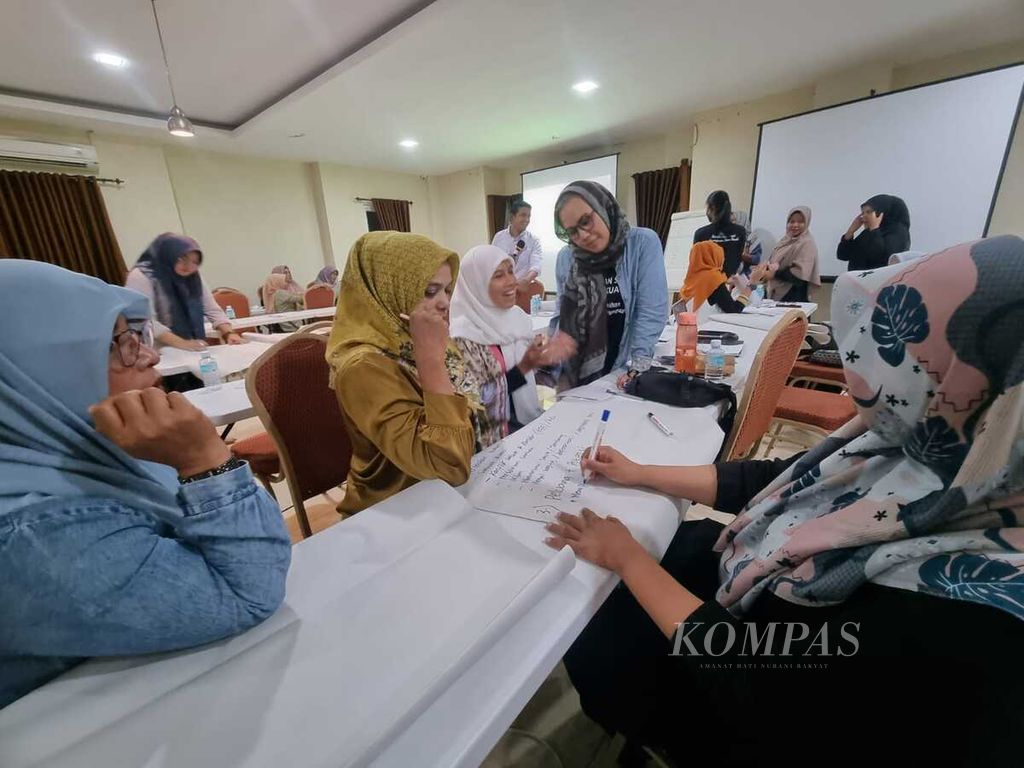 Suasana di sela-sela  dialog "Memperkuat Kontribusi Masyarakat Sipil dalam Perdamaian dan Pembangunan Berkelanjutan di Aceh pada Momentum Kemerdekaan Republik Indonesia". 