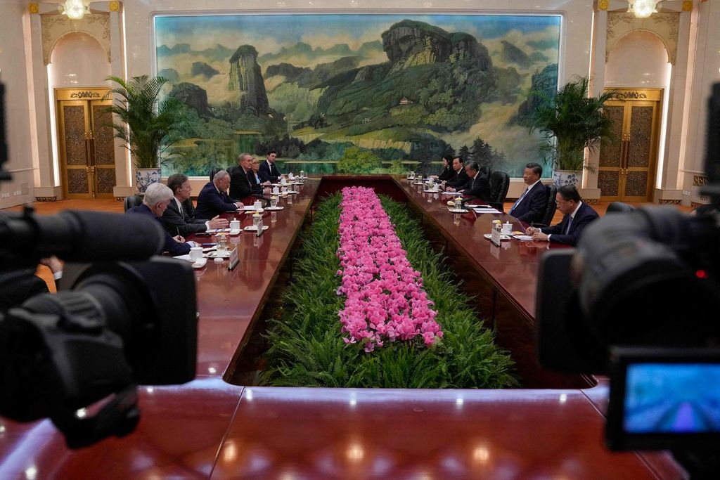 Presiden China Xi Jinping (kedua dari kanan) dan Pemimpin Mayoritas Senat AS Chuck Schumer (ketiga dari kiri) mengadakan pertemuan bilateral di gedung Balai Agung Rakyat, Beijing, China, Senin (9/10/2023). 