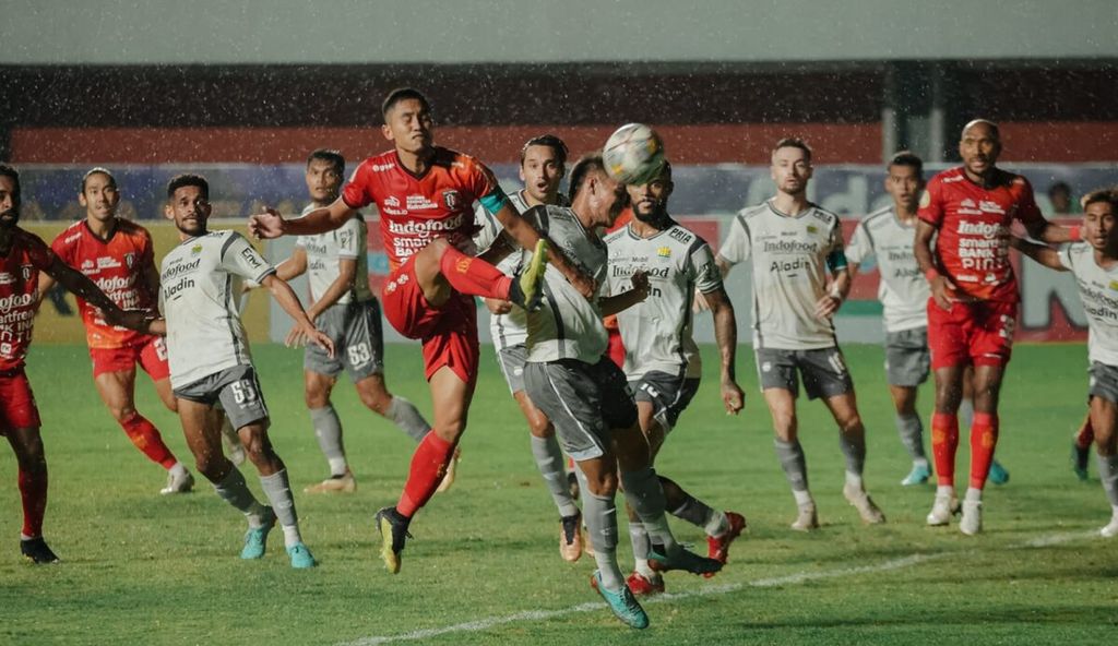 Dokumentasi Bali United menampilkan suasana pertandingan antara Bali United kontra Persib Bandung di Stadion Maguwoharjo, Sleman, Yogyakarta, Jumat (10/2/2023).