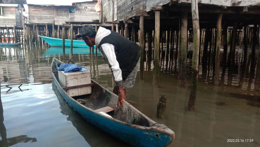 Nelayan bersiap melaut dari pesisir Dobo, Kabupaten Kepulauan Aru, Maluku. Kepulauan Aru berada di tengah kepungan Laut Arafura yang kaya akan hasil laut. Menurut rencana, kebijakan penangkapan terukur berbasis kuota akan diuji coba di Laut Arafura. Hingga 18 November 2022, kebijakan itu belum dimulai. 
