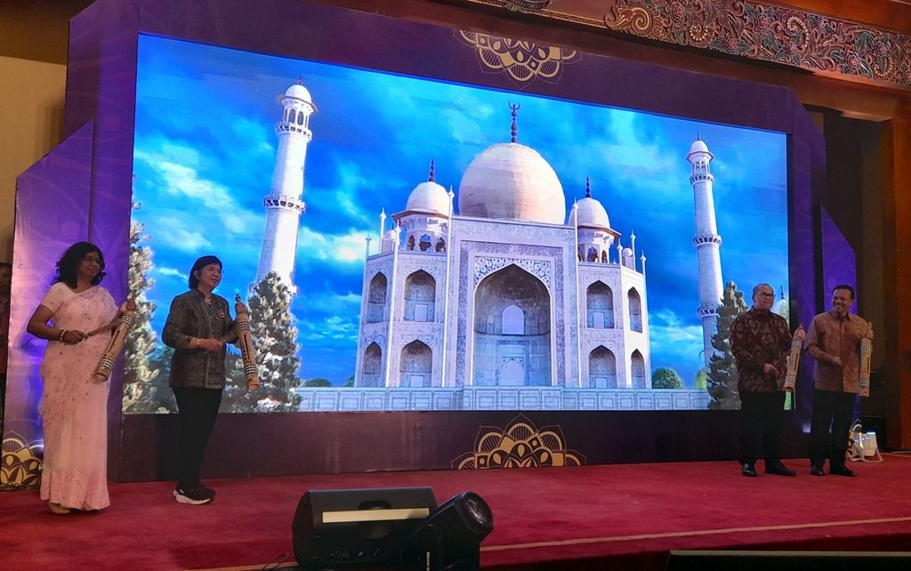 Bank Indonesia Provinsi Bali menggelar acara bertajuk Suryaloka dan Tourism Talk, yang juga membicarakan upaya menumbuhkan perekonomian berkelanjutan melalui pengembangan pariwisata berkualitas, di Kantor Perwakilan Bank Indonesia Provinsi Bali, Kota Denpasar, Senin (11/9/2023). Pembukaan acara diisi pemukulan kentungan oleh Sekretaris Daerah Provinsi Bali Dewa Made Indra (kanan) dan pimpinan Bank Indonesia serta Konjen India di Bali Neeharika Singh (kiri).