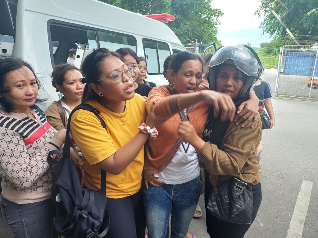 Aplonia Dhey (38), istri korban pekerja migran ilegal, Lenesius Soba (44), menangis histeris di terminal kargo Bandara El Tari Kupang saat jenazah suaminya tiba, Sabtu (30/12/2023). Sepanjang 2023, sebanyak 151 pekerja migran NTT meninggal di luar negeri, sebagian besar berstatus ilegal.