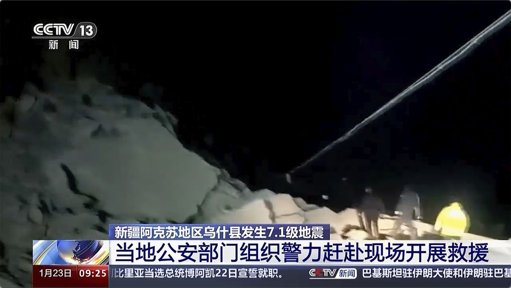 Tampak dalam foto yang diambil dari CCTV China tanah longsor yang disebabkan guncangan gempa menutup jalan raya di Prefektur Kizilsu Kirghiz, Xinjiang, China barat, Selasa (23/1/2024). 