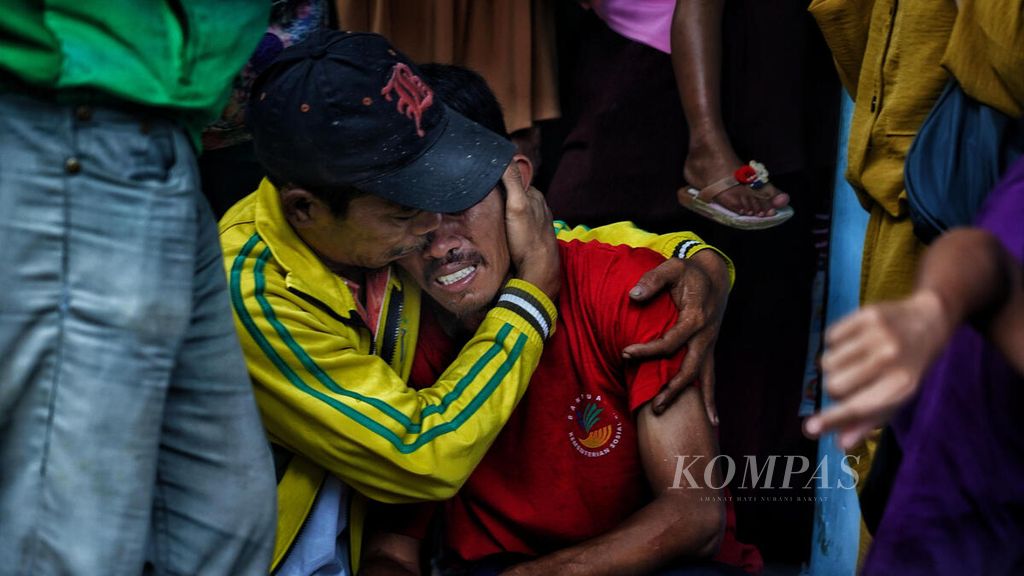 Ilustrasi. Suasana duka para keluarga korban jenazah Cucum (50) saat ditemukan tertimbun longsor di Kampung Sirnasari, Kelurahan Empang, Kota Bogor, Jawa Barat, Kamis (16/3/2023). 