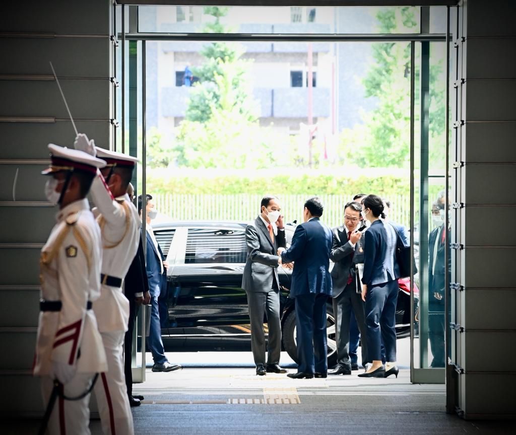 PM Fumio Kishida menyambut kehadiran Presiden Joko Widodo di halaman kantornya, Rabu (27/7/2022).