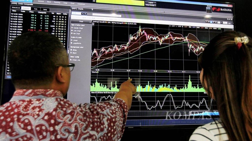 Dua investor menyaksikan pergerakan saham di Gallery Direct Trading Bahana Securities, Jakarta,