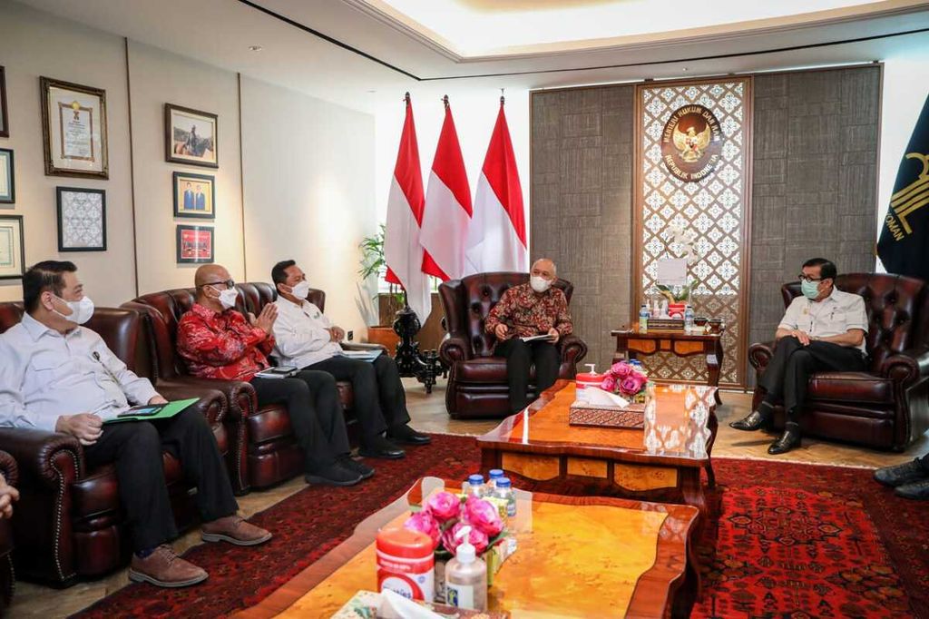 Menteri Koperasi dan UKM Teten Masduki (keempat dari kiri) yang didampingi dengan sejumlah pejabat Kementerian Koperasi dan UKM beraudiensi dengan Menteri Hukum dan HAM Yasonna Laoly (kanan) di Kantor Kementerian Hukum dan HAM, Jakarta, Senin (11/4/2022). 