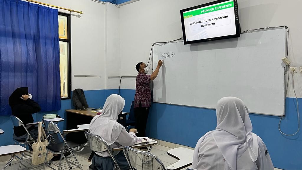 Siswa kelas 12 lembaga bimbingan belajar Nurul Fikri saat mengikuti pelajaran literasi dalam bahasa Inggris di Nurul Fikri Palmerah, Jakarta Selatan, Selasa (4/10/2022)