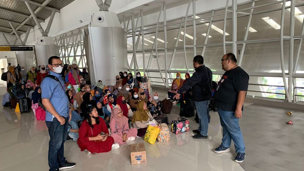 Ilustrasi - Pengawas ketenagakerjaan melakukan inspeksi mendadak (sidak) di Bandar Udara Juanda, Sidoarjo, Jawa Timur, Sabtu (28/1/2023) pagi. Sidak ini berhasil menggagalkan upaya penempatan 87 calon pekerja migran Indonesia (PMI) yang akan ditempatkan secara nonprosedural ke Timur Tengah.