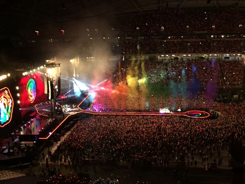 Konser Coldplay bertajuk "A Head Full of Dreams" di National Stadium, Singapura, Sabtu (1/4/2017).