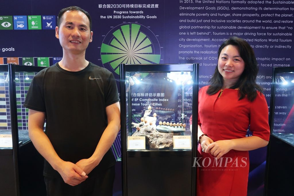 Seniman hediao dari Hunan, Ma Luo Cheng, berpose bersama istrinya, Wu Jue, di depan salah satu karyanya dalam acara jamuan makan malam World Tourism Cities Federation (WTCF) Changsha Fragrant Hills Tourism Summit 2023 di Changsha, Hunan, Selasa (9/5/2023).