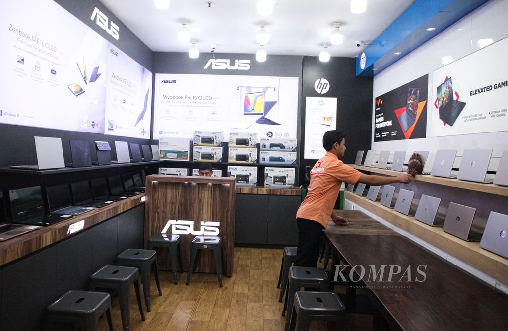 Suasana di salah satu toko laptop di pusat perbelanjaan di kawasan Kuningan, Jakarta, Rabu (25/10/2023). Penguatan dollar AS mulai memengaruhi harga barang-barang elektronik. Dampaknya, pedagang mulai merasakan terjadi penurunan permintaan karena konsumen menahan diri untuk berbelanja. 