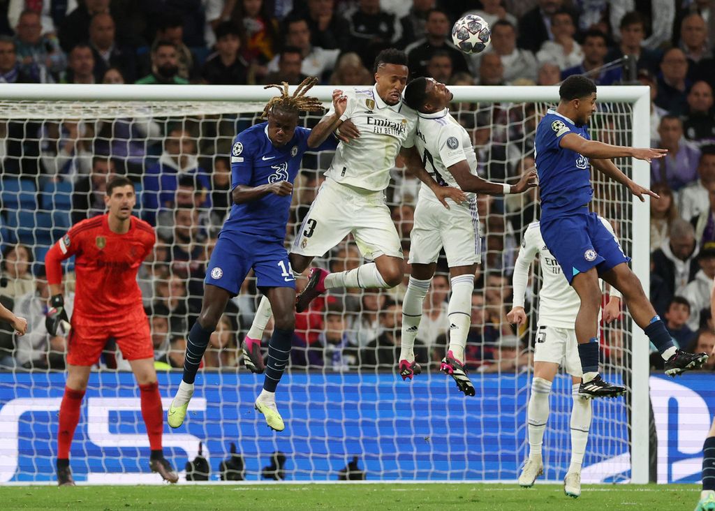 Para pemain Chelsea dan Real Madrid berebut bola sundulan pada laga pertemuan pertama perempat final Liga Champions Eropa di Stadion Santiago Bernabeu, Kamis (13/4/2023) dini hari WIB lalu. Real menang, 2-0. 