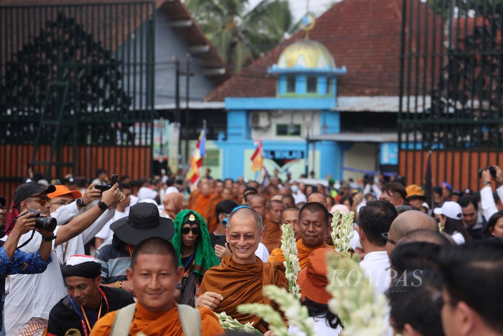 Biksu yang melakukan perjalanan dari Thailand (<i>thudong</i>) tiba di Candi Borobudur, Magelang, Jawa Tengah, Kamis (1/6/2023). Perjalanan 33 biksu tersebut bagian dari ritual mereka menyambut hari Waisak pada 4 Juni 2023.