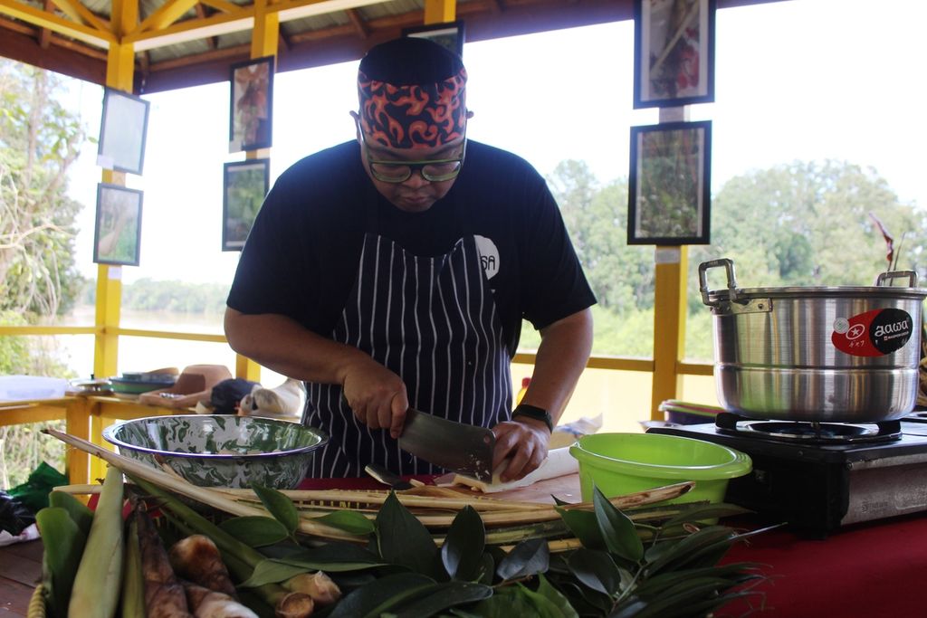 Chef Ragil dari Nusa Indonesian Gastronomy demo memasak dalam Festival Pangan di Bukit Sua, Kota Palangkaraya, Kalteng, Kamis (17/2/2022).