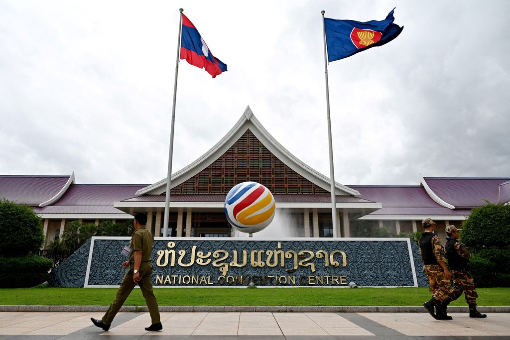 Petugas keamanan melintas di depan gedung National Convention Centre, tempat pertemuan untuk kegiatan ASEAN di Vientiane, Laos, Rabu (24/7/2024). 