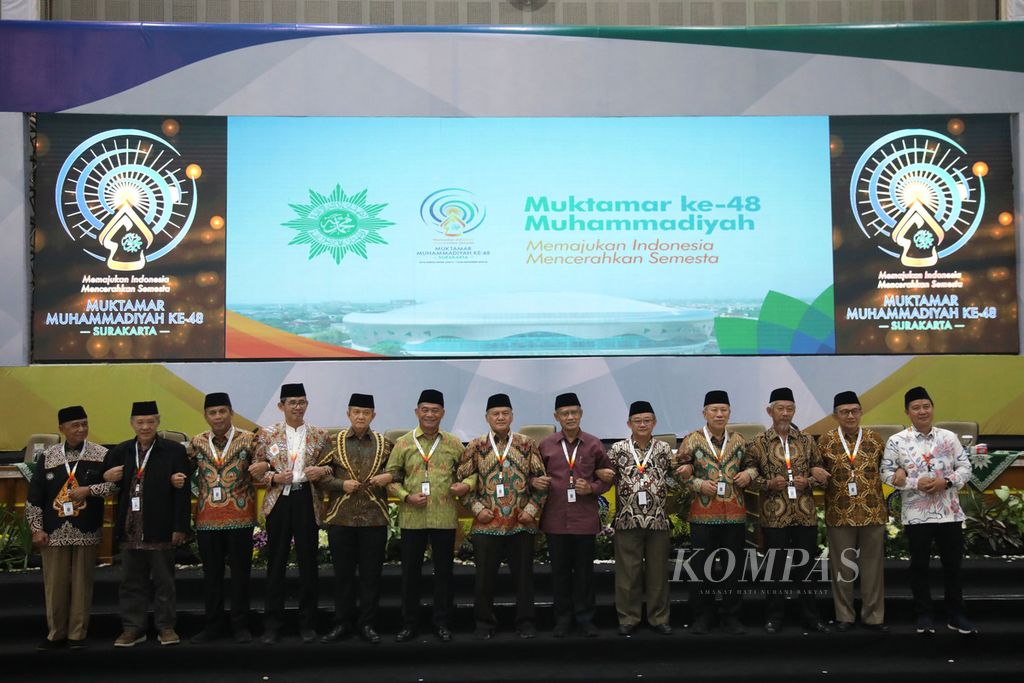 Sebanyak 13 anggota Pimpinan Pusat Muhammadiyah 2022-2027 berfoto bersama seusai menyelesaikan seluruh persidangan dalam Muktamar Ke-48 Muhammadiyah di Edutorium Universitas Muhammadiyah Surakarta, Jawa Tengah, Minggu (20/11/2022). Haedar Nashir dan Abdul Muti ditetapkan sebagai Ketua Umum dan Sekretaris Umum PP Muhammadiyah 