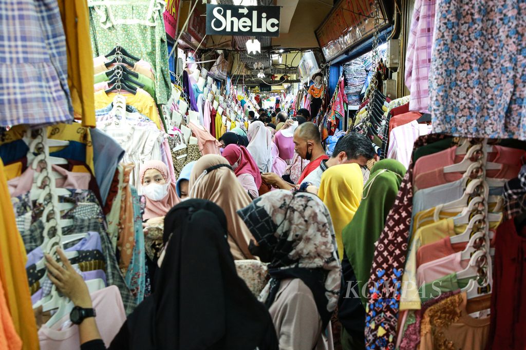 Suasana di salah satu sudut Pasar Cipulir, Jakarta Selatan, yang ramai pengunjung, Minggu (27/3/2022). Minggu terakhir menjelang pelaksanaan ibadah puasa di bulan suci Ramadhan dimanfaatkan warga untuk berbelanja berbagai keperluan, termasuk pakaian muslim hingga perlengkapan ibadah. Di jalanan dan pasar lainnya juga terjadi peningkatan keramaian. 