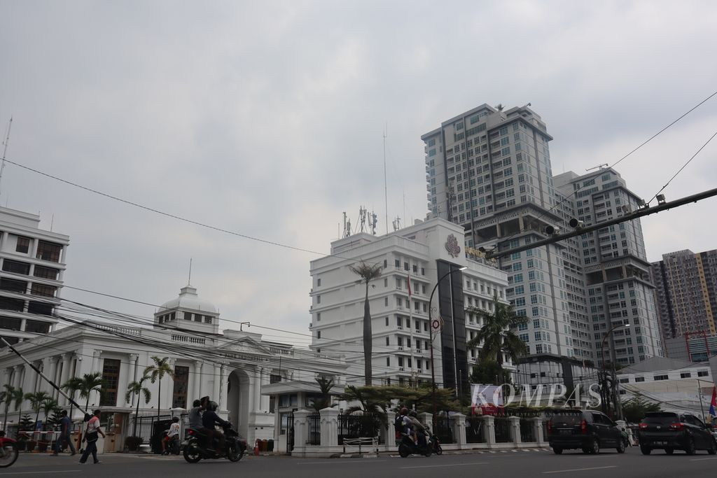 Kantor Bank Indonesia di Medan yang megah terlihat mungil berdampingan dengan Hotel Grand Inna dan bangunan-bangunan tinggi di sampingnya, Kamis, (09/02/2023). 