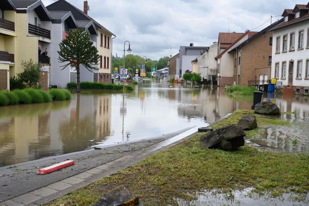 Kawasan permukiman yang banjir di Kleinblittersdorf, Jerman, pada 18 Mei 2024.