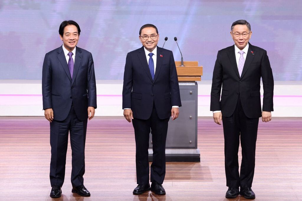 Lai Ching-te (kiri), calon presiden dari Partai Progresif Demokratik (DPP) yang berkuasa; Hou Yu-ih (tengah), calon presiden dari oposisi utama Kuomintang (KMT); dan Ko Wen-je (kanan), calon presiden dari oposisi Partai Rakyat Taiwan; berfoto saat acara debat di Taipei, Taiwan, pada 30 Desember 2023. 