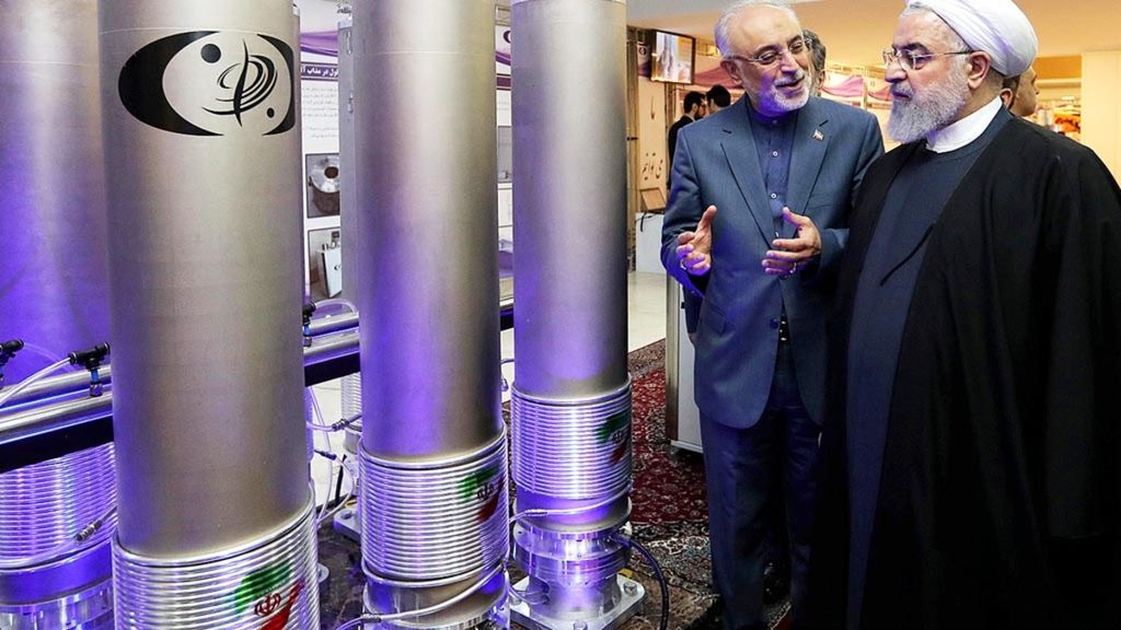 Foto yang dirilis pada 9 April 2019 oleh Kantor Kepresidenan Iran menunjukkan Presiden Hassan Rouhani (kanan) mendengarkan penjelasan Kepala Lembaga Teknologi Nuklir Iran Ali Akbar Salehi (kedua dari kanan) saat peringatan “Hari Teknologi Nuklir” di Teheran. Iran berniat mencabut sebagian komitmennya pada Perjanjian Nuklir 2015 jika negara pihak tidak mampu melindungi Iran dari sanksi Amerika Serikat.