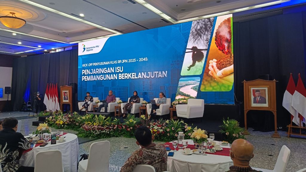Suasana pembahasan isu lingkungan dalam pembangunan berkelanjutan pada acara Kick Off Penyusunan Kajian Lingkungan Hidup Strategis (KLHS) RPJPN 2025-2045 di Jakarta, Kamis (26/1/2023). Acara itu dihadiri pihak pemerintahan, swasta, akademisi, dan organisasi non-pemerintah.