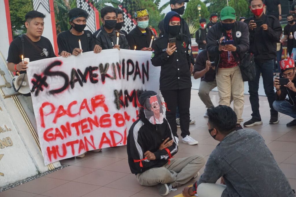 Ratusan mahasiswa dan pemuda di Kalteng beraksi di depan Tugu Soekarno, Kota Palangkaraya, Minggu (30/8/2020). Mereka meminta hutan adat di Kinipan segera diakui dan disahkan pemerintah.