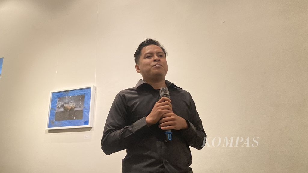 Perupa Suvi Wahyudianto (kiri) menjelaskan karyanya kepada audiens di pembukaan pameran Setelah Pertunjukan Itu…! Pasca Perayaan: Antinomi Kematian di Jakarta, Selasa (4/6/2024) malam. 