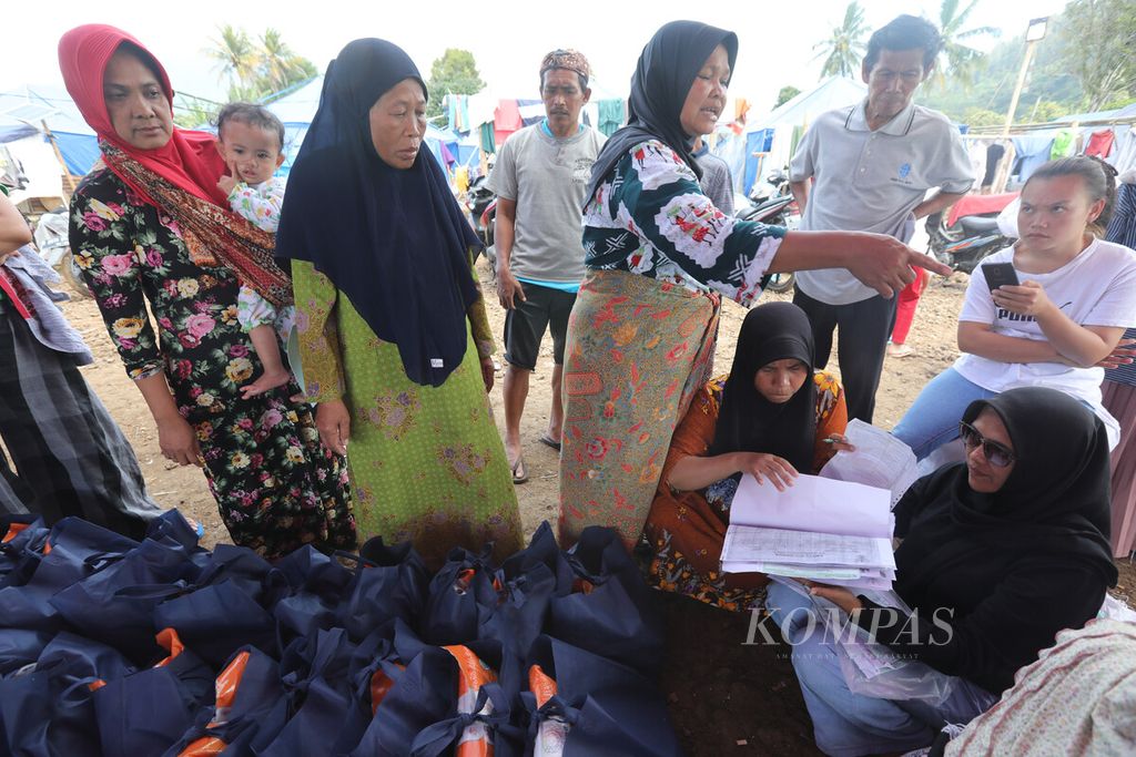 Tenaga lapangan mendata berkas kartu keluarga dan surat kepemilikan rumah warga korban gempa di Desa Mangunkerta, Kecamatan Gintung, Kabupaten Cianjur, Jawa Barat, Kamis (1/12/2022). 