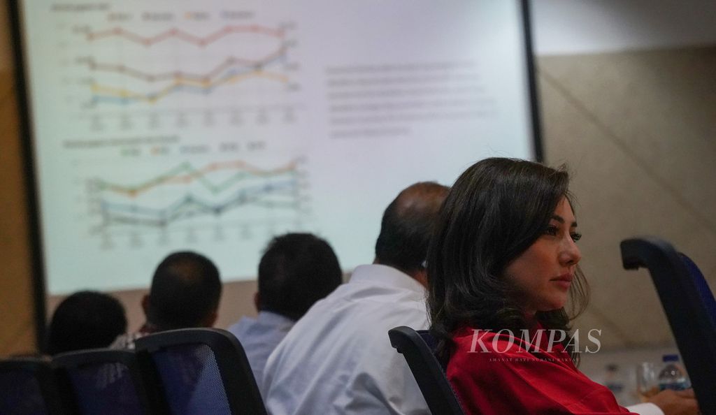Para ketua Badan Pemenangan Pemilu (Bapilu) partai politik ketika menyimak pemaparan Litbang <i>Kompas</i> terkait dengan hasil Survei Kepemimpinan Nasional <i>Kompas </i>di Menara Kompas, Jakarta, Jumat (3/11/2022). 