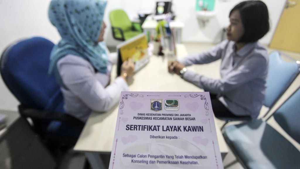 Petugas puskesmas memberikan konseling dan pemeriksaan kesehatan bagi calon pengantin yang ingin membuat sertifikat layak kawin di Puskesmas Sawah Besar, Jakarta, Rabu (16/1/2019). 