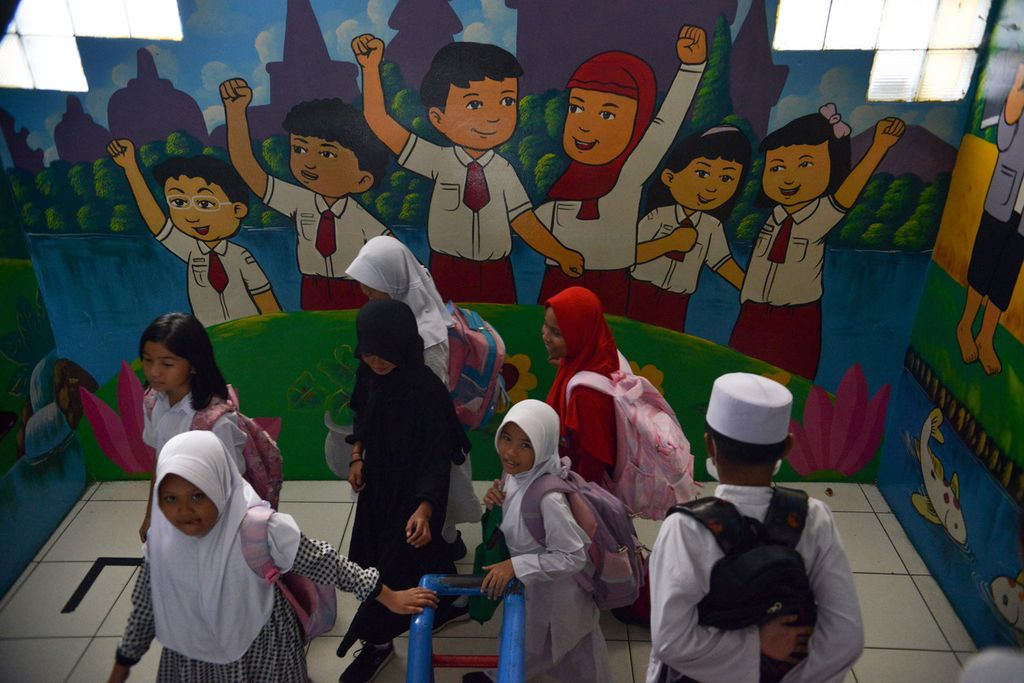 Sejumlah siswa menuruni anak tangga seusai jam pelajaran sekolah di SDN Duri Kepa 03, Kebon Jeruk, Jakarta Barat, Senin (27/3/2023). Para siswa kembali bersekolah setelah libur ujian tengah semester dan awal Ramadhan. 