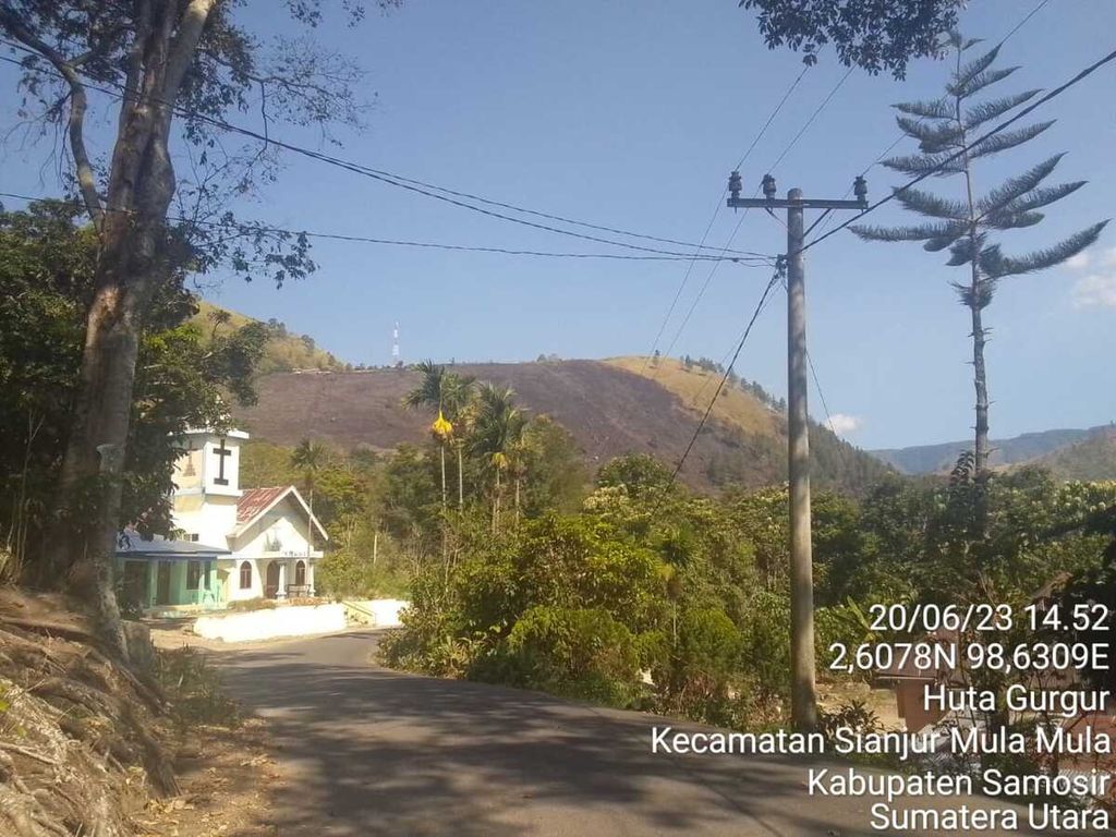 Lereng Huta Gurgur, Kecamatan Sianjur Mulamula, Kabupaten Samosir, Sumut, terlihat gosong, Selasa, (20/6/2023).