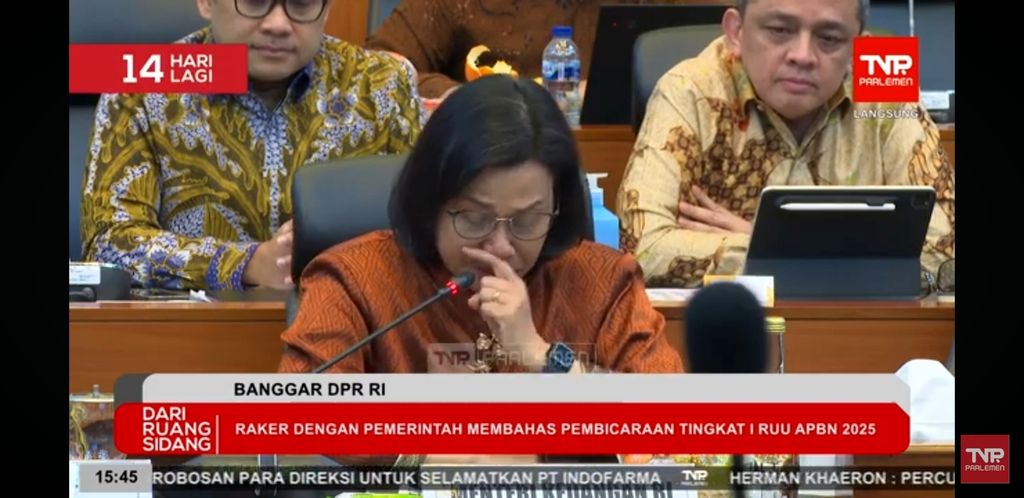 Menteri Keuangan Sri Mulyani menangis saat menghadiri rapat kerja terakhir dengan Badan Anggaran DPR periode 2019-2024 pada Selasa (17/9/2024) di Kompleks Parlemen, Senayan, Jakarta.