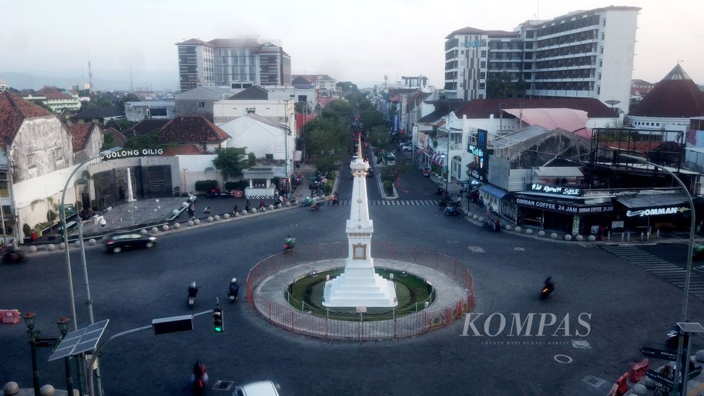Kendaraan melintas saat senja di simpang Tugu, Yogyakarta, Selasa (19/9/2023).