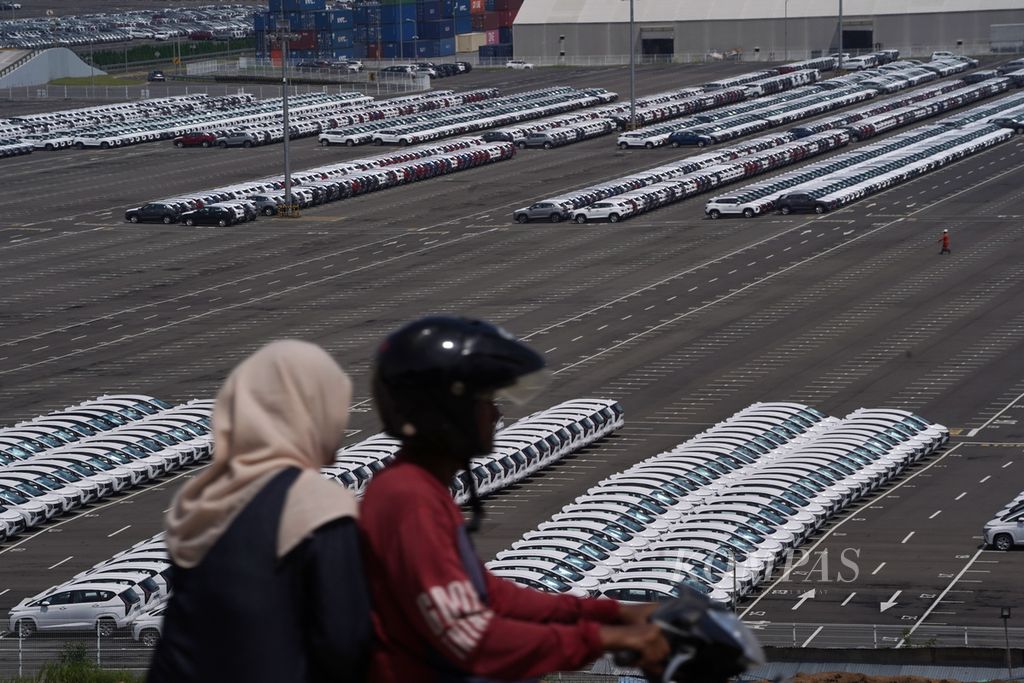 Warga melintas di dekat pabrik manufaktur Hyundai di kawasan industri GICC di Kecamatan Bojongmangu, Kabupaten Bekasi, Jawa Barat, Kamis (7/3/2024). Hyundai telah menanamkan investasi total senilai 3 miliar dollar AS di Indonesia dalam pembangunan ekosistem mobil listrik.