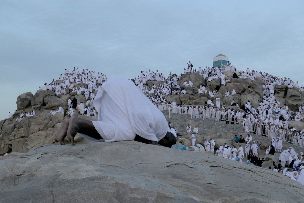 Umat Islam dari banyak negara melaksanakan wukuf di Jabal Rahmah, Arafah, Arab Saudi, Selasa (27/6/2023). 