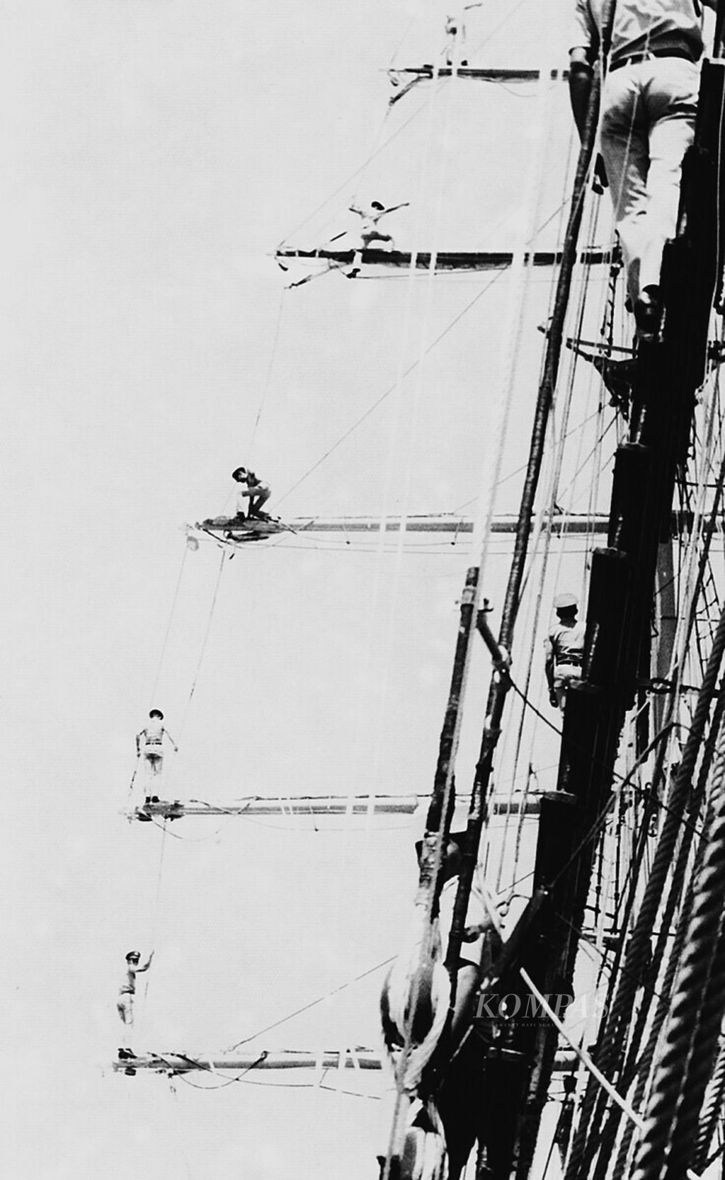 Salah satu karya foto jurnalistik Max Margono. Parade Taruna AKABRI Laut di kapal latih KRI Dewaruci, Oktober 1978.